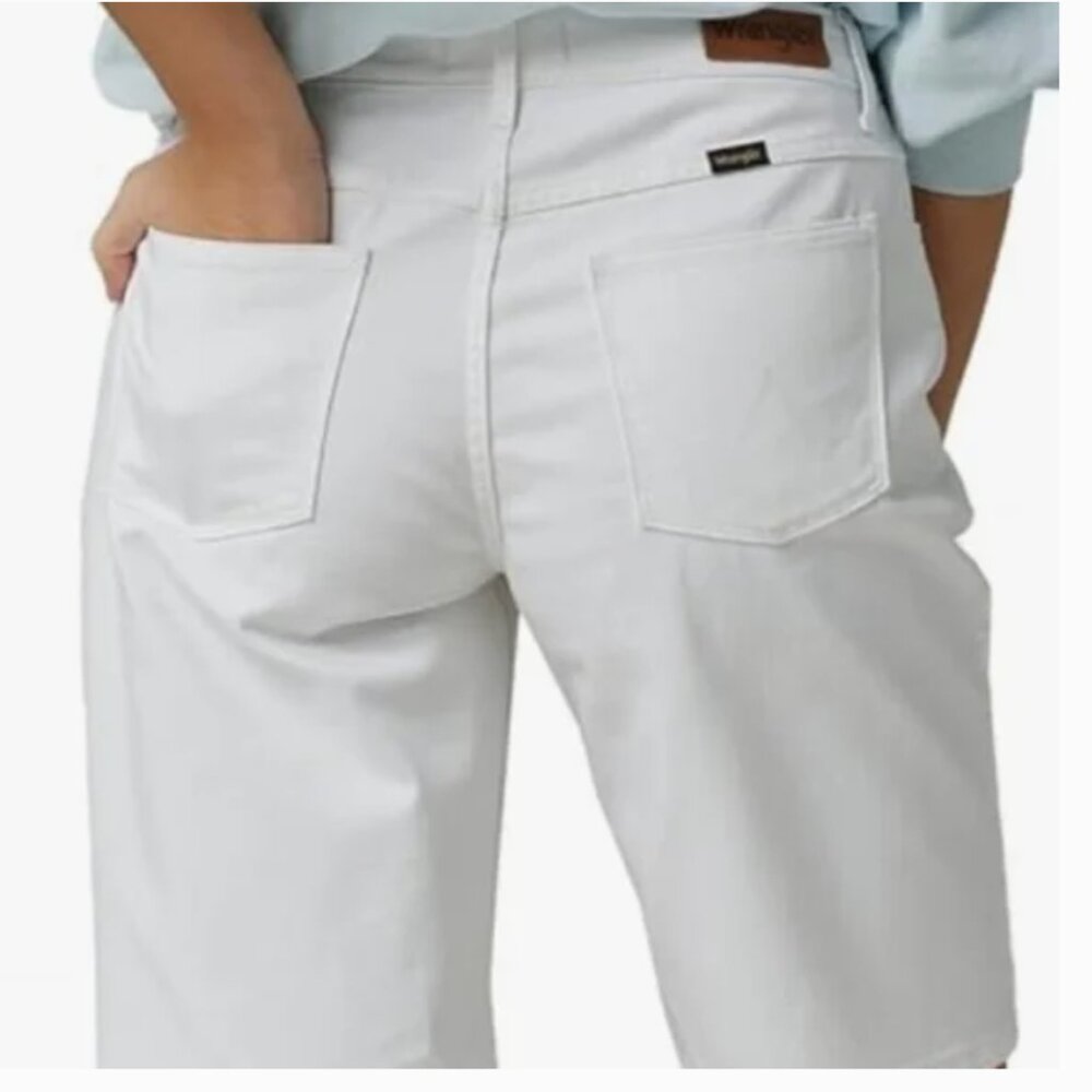 NWT Wrangler 10 " Bermuda shorts. White Classic soft stretch